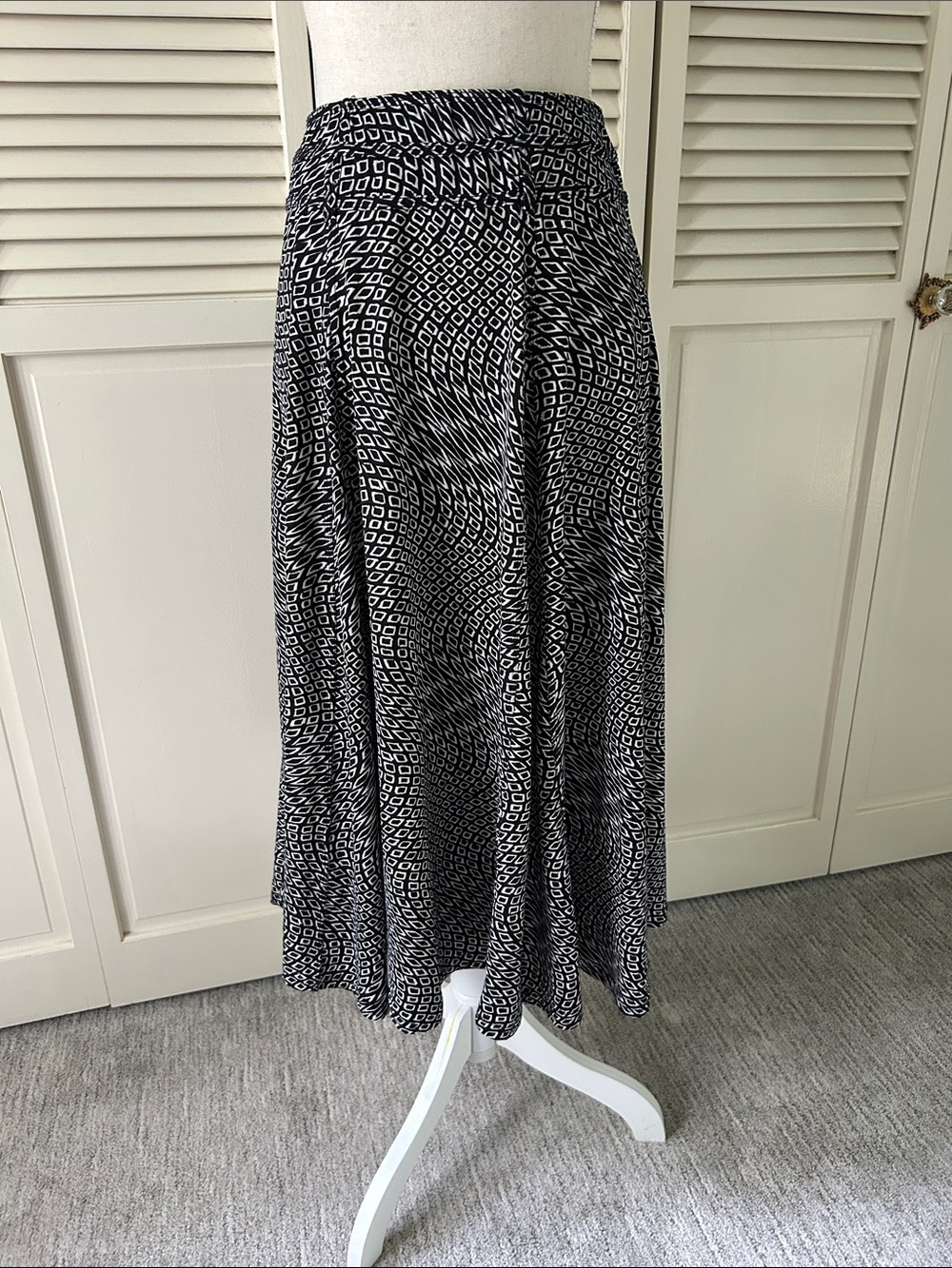 Lapis Black & White Geometric Midi Skirt